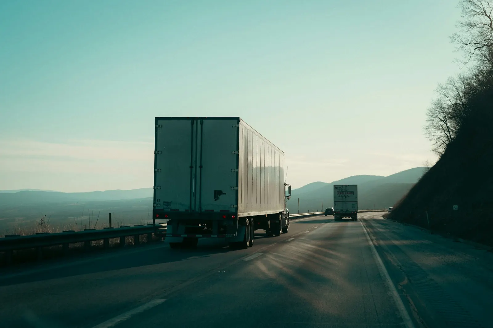 Camion de livraison sur une autoroute, suivi par GPS