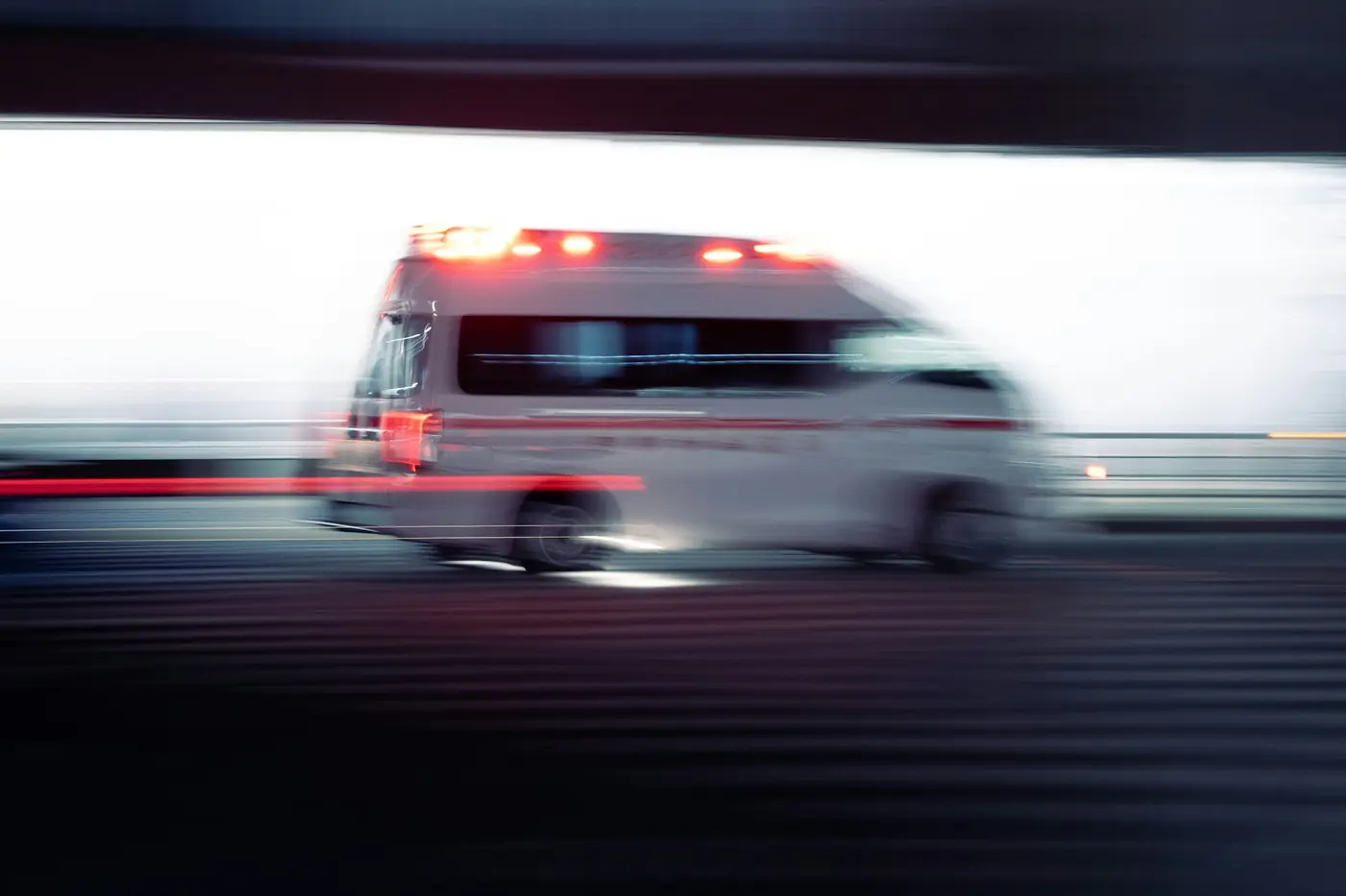 Ambulance en intervention, gyrophares allumés