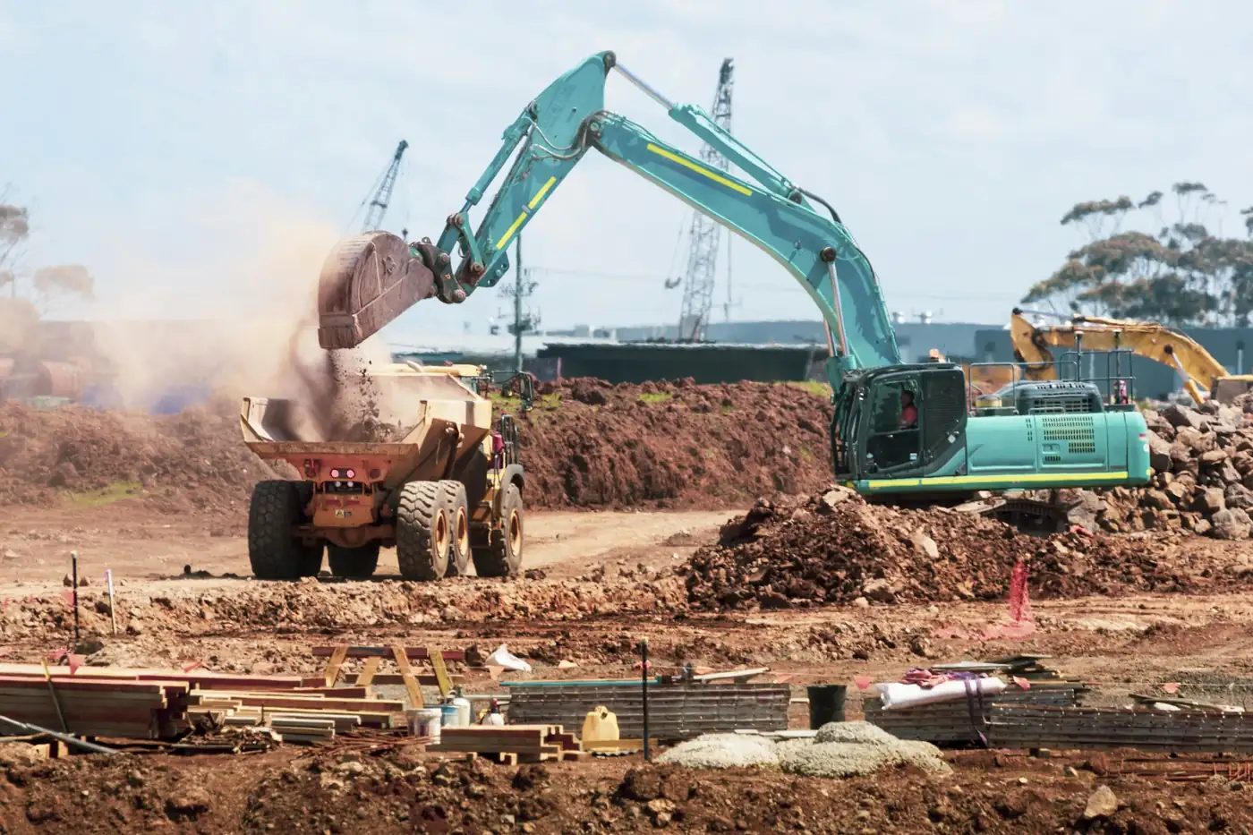 Pelleteuse chargeant un tombereau sur un chantier