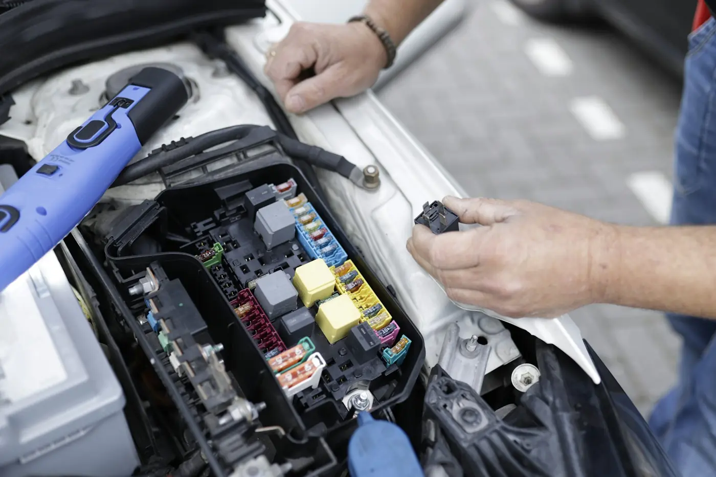 Raccordement électrique dans le compartiment moteur d'un véhicule