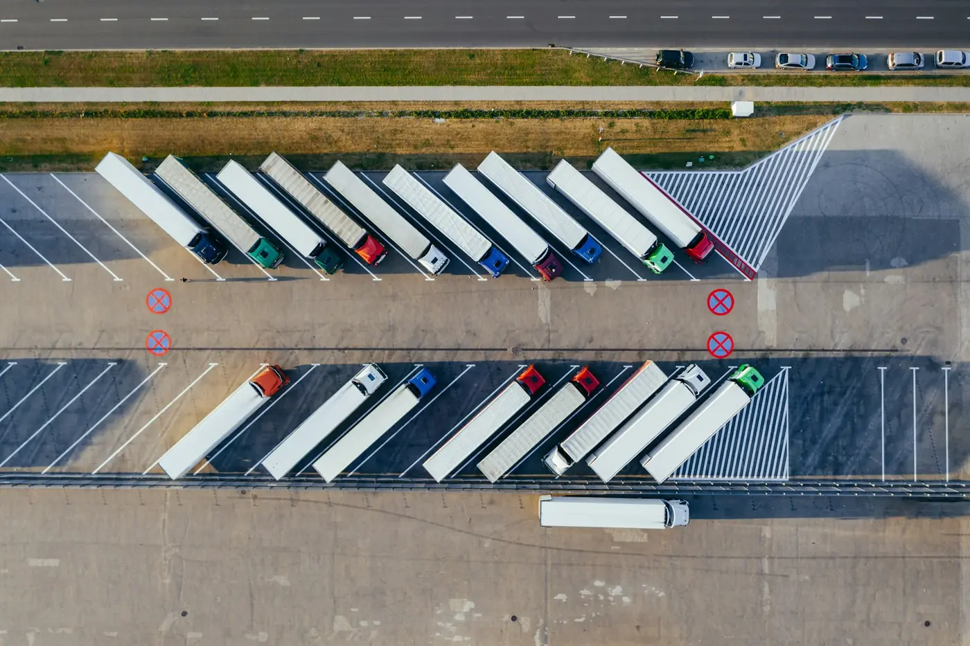 Vue aérienne de semi-remorques garées sur un dépôt