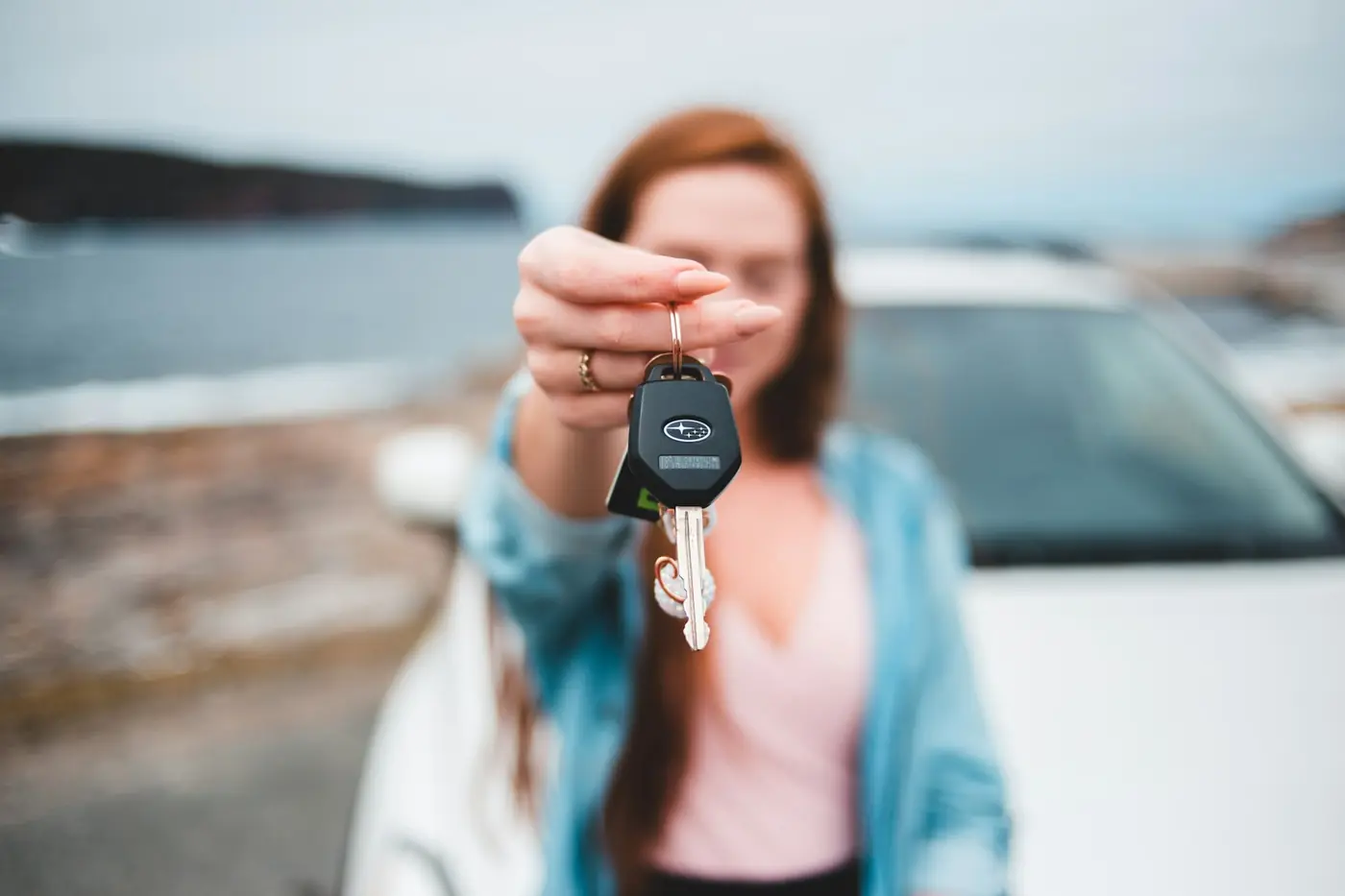 Une cliente reçoit les clés de sa voiture de location