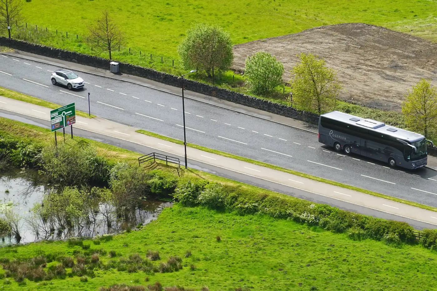 Autocar de voyageurs sur une route interurbaine